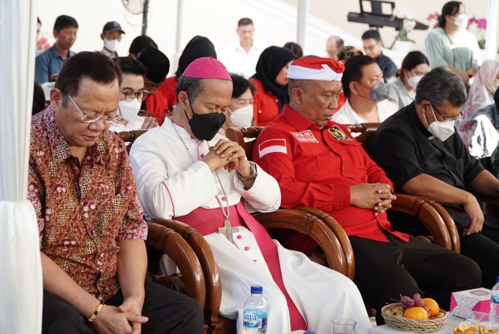 Sudin Bagikan Bibit Alpukat Saat Peresmian Gereja di Lampung Tengah